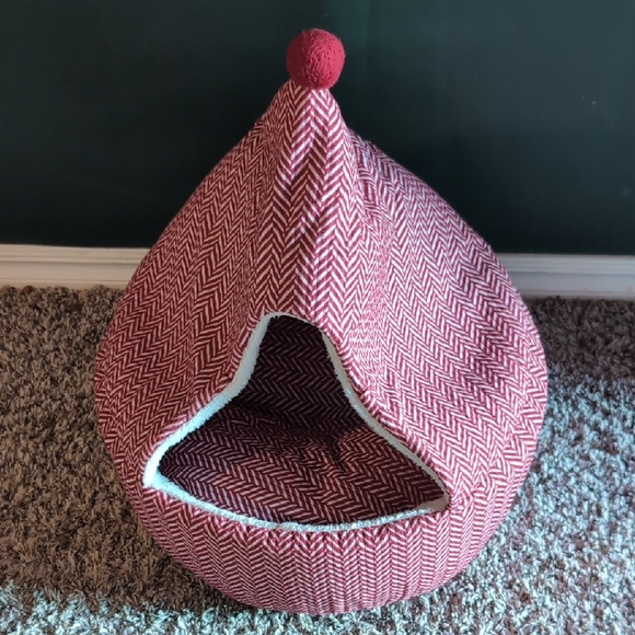 Vibrant Cozy Red and Cream Pet Bedding - Picture 6 of 7